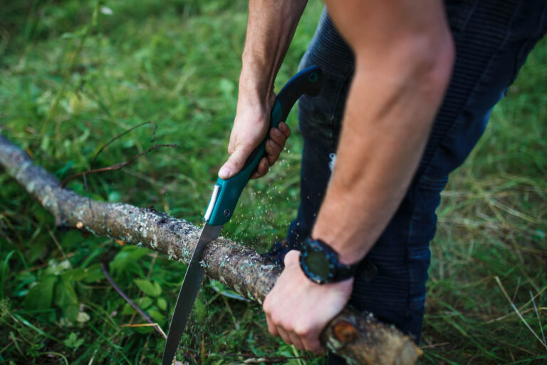 Foldesave til havearbejde: Beskæring og vedligeholdelse af træer og buske