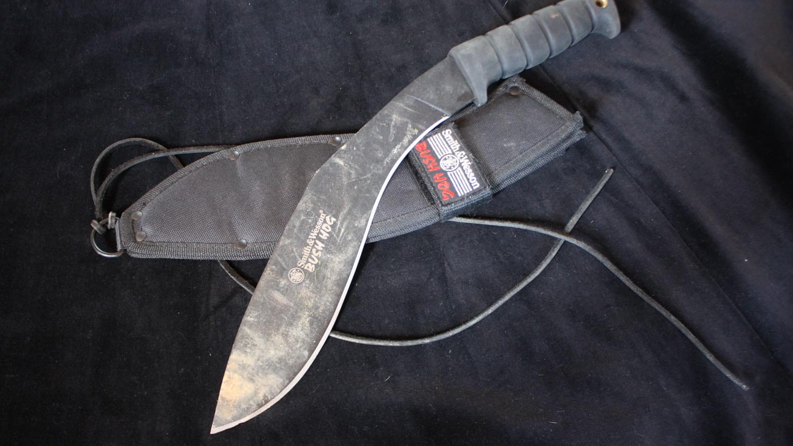 Moderne kukri-machete i coated kulstofstål med gummigreb og nylonskede